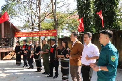 Đồng bào các dân tộc buôn Cư Mblim, phường Ea Kao (tỉnh Đắk Lắk) rộn ràng múa hát chào mừng Đại hội. Ảnh: Nguyên Dung – TTXVN