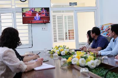 Người dân, đảng viên thành phố Đà Nẵng theo dõi đồng chí Tổng Bí thư Tô Lâm trình bày Báo cáo của Ban Chấp hành Trung ương khóa XIII về các văn kiện trình Đại hội XIV của Đảng tại phiên Khai mạc Đại hội. Ảnh: Xuân Quý - TTXVN