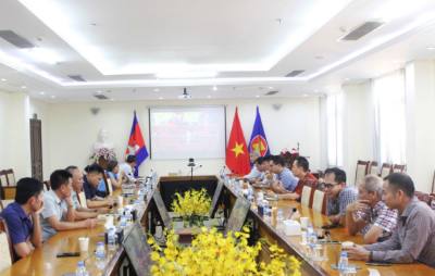 Các đảng viên thuộc Chi bộ Khối Văn phòng Đại sứ quán và Chi bộ phu nhân - phu quân theo dõi truyền hình trực tiếp Lễ khai mạc Đại hội  XIV của Đảng tại Đại sứ quán Việt Nam ở thủ đô Phnom Penh. Ảnh: Hoàng Minh - PV TTXVN tại Campuchia 