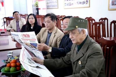 Người dân phường Hòa Bình (Phú Thọ) nghiên cứu thông tin Đại hội đại biểu toàn quốc lần thứ XIV của Đảng qua kênh báo chí. Ảnh: Thanh Hải - TTXVN  