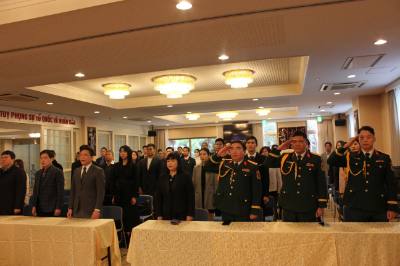 Kiều bào tại thủ đô Tokyo (Nhạt Bản) thực hiện nghi lễ chào cờ. Ảnh: Phạm Tuân - PV TTXVN tại Nhật Bản