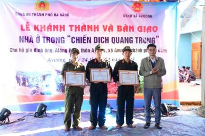 Chủ tịch UBND xã A Vương Briu Quân tặng Giấy khen cho lực lượng tham gia “Chiến dịch Quang Trung” xây, sửa nhà ở cho đồng bào bị thiệt hại do thiên tai vào cuối tháng 10 và đầu tháng 11/2025. Ảnh: TTXVN phát