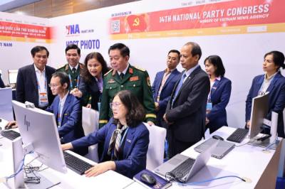 Đại tướng Nguyễn Trọng Nghĩa thăm khu tác nghiệp của Thông tấn xã Việt Nam. Ảnh: TTXVN