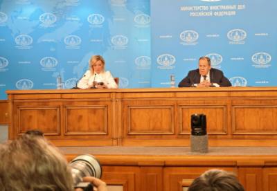 Ngoại trưởng Sergey Lavrov trả lời phóng viên TTXVN tại LB Nga về Đại hội XIV. Ảnh: Tâm Hằng - PVTTXVN tại LB Nga