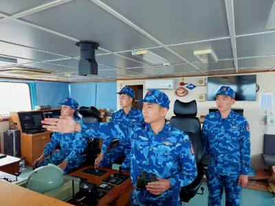 Cán bộ, chiến sĩ tàu CSB 7011 (Hải đội 322, Hải đoàn 32) trực quan sát trên biển. Ảnh: TTXVN phát