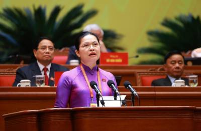 Đồng chí Hà Thị Nga, Ủy viên Trung ương Đảng, Phó Bí thư Thường trực Đảng ủy Mặt trận Tổ quốc, các đoàn thể Trung ương, Phó Chủ tịch, Tổng Thư ký Ủy ban Trung ương Mặt trận Tổ quốc Việt Nam, tham luận về vấn đề “Phát huy sức mạnh đoàn kết toàn dân tộc – nền tảng và động lực quan trọng thực hiện thắng lợi các mục tiêu phát triển đất nước trong kỷ nguyên mới”. Ảnh: TTXVN