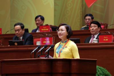 Đồng chí Trần Thị Thanh Thủy, Ủy viên Ban Thường vụ Tỉnh ủy, Bí thư Đảng ủy, Chủ tịch Hội đồng nhân dân phường Mỹ Hào, tỉnh Hưng Yên, tham luận về vấn đề “Chuyển đổi số ở phường trong điều kiện thực hiện mô hình chính quyền địa phương 2 cấp – Thực tiễn và quyết tâm hành động của phường Mỹ Hào, tỉnh Hưng Yên”. Ảnh: TTXVN