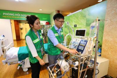 Cán bộ, bác sĩ Bệnh viện Bạch Mai túc trực đảm bảo công tác khám chữa bệnh cho các đại biểu. Ảnh: TTXVN