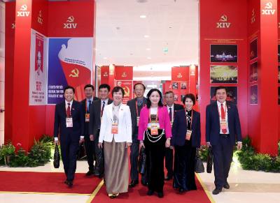 Các đại biểu đến dự phiên thảo luận tại hội trường về các văn kiện Đại hội, chiều 21/1. Ảnh: TTXVN