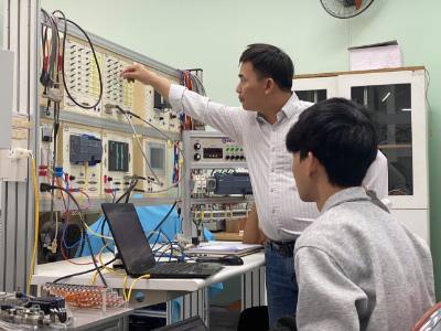 Sinh viên Trường Đại học Sư phạm Kỹ thuật Đà Nẵng chủ động học tập, đổi mới sáng tạo và làm chủ khoa học công nghệ. Ảnh: Khoa Chương - TTXVN