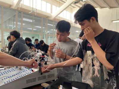 Sinh viên Trường Đại học Sư phạm Kỹ thuật Đà Nẵng sẵn sàng “đón đầu” những quyết sách mới bằng tinh thần chủ động học tập, đổi mới sáng tạo và làm chủ khoa học công nghệ. Ảnh: Khoa Chương - TTXVN