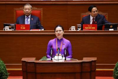 Постоянный заместитель секретаря партийного комитета Отечественного фронта и центральных массовых организаций Ха Тхи Нга выступает с речью на обсуждении проектов документов съезда.  Фото: ВНА