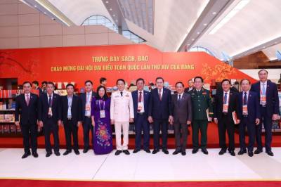 Chủ tịch Quốc hội Trần Thanh Mẫn và các đại biểu chụp ảnh lưu niệm tại không gian trưng bày sách, báo chào mừng Đại hội. Ảnh: TTXVN
