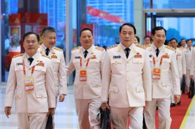 Các đại biểu đến dự ngày làm việc chính thức thứ ba Đại hội XIV của Đảng, sáng 22/1. Ảnh: TTXVN