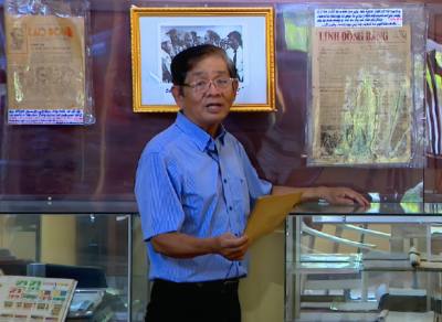 Ông Nguyễn Tiến Bình, cựu chiến binh ở khu phố Mỹ Thạnh, phường Bến Cát, Thành phố Hồ Chí Minh, sưu tầm và lưu giữ hàng trăm tờ báo, tạp chí cách mạng về các kỳ Đại hội Đảng. Ảnh: Huyền Trang - TTXVN 