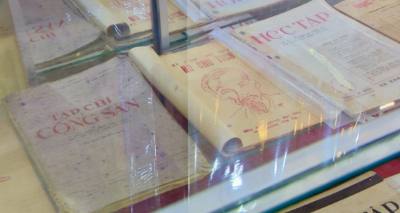 Các tư liệu, tờ báo, tạp chí Cách mạng về Đại hội Đảng các thời kỳ do ông Bình sưu tập. Ảnh: Huyền Trang - TTXVN 