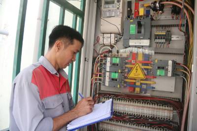 Kiểm tra thông số, an toàn kỹ thuật của hệ thống điện mặt trời mái nhà hàng ngày để đảm bảo quy trình vận hành phục vụ sản xuất. Ảnh: Lê Xuân - TTXVN