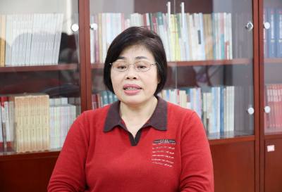 Giáo sư, Tiến sĩ Phan Kim Nga trả lời phỏng vấn phóng viên TTXVN tại Bắc Kinh. Ảnh: Công Tuyên-PV TTXVN tại Trung Quốc