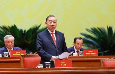 Заседание ведет генеральный секретарь партии То Лам.  Фото ВНА