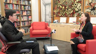 Giáo sư Nguyễn Thị Liên Hằng trao đổi với phóng viên TTXVN tại New York. Ảnh: Lê Hoàng - Phóng viên TTXVN tại Mỹ