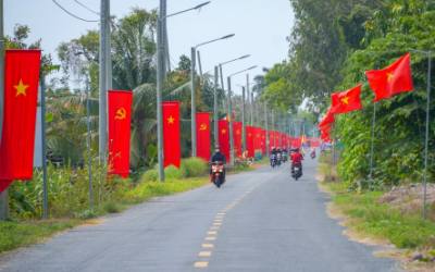 Đường cờ rực rỡ chào mừng Đại hội XIV của Đảng ở xã Cờ Đỏ, thành phố Cần Thơ. Ảnh: Thanh Liêm - TTXVN