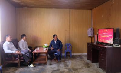 Cán bộ, đảng viên đồng bào dân tộc K’Ho ở phường Langbiang – Đà Lạt quan tâm theo dõi Đại hội XIV của Đảng ngay từ những ngày đầu tiên. Ảnh: Nguyễn Dũng – TTXVN 