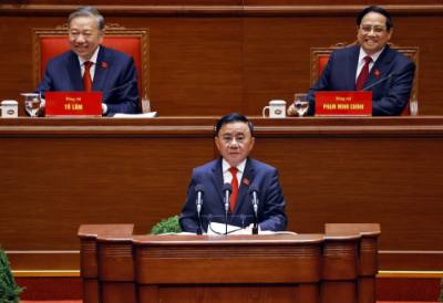 Đồng chí Trần Cẩm Tú, Ủy viên Bộ Chính trị, Thường trực Ban Bí thư trình bày Báo cáo tiếp thu, giải trình của Đoàn Chủ tịch về ký kiến thảo luận của các đại biểu đối với dự thảo các văn kiện và Báo cáo kiểm điểm sự lãnh đạo, chỉ đạo của BCH Trung ương khóa XIII trình Đại hội XIV của Đảng. Ảnh: TTXVN