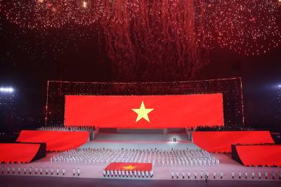 Đại biểu cùng khán giả thực hiện nghi lễ chào cờ. Ảnh: TTXVN