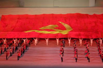 Chương trình “Dưới lá cờ vẻ vang của Đảng” là điểm nhấn đặc biệt, giàu ý nghĩa chính trị - văn hóa - nghệ thuật, thể hiện niềm tin son sắt của toàn Đảng, toàn dân, toàn quân đối với sự lãnh đạo của Đảng Cộng sản Việt Nam, quyết tâm đoàn kết một lòng thực hiện thắng lợi Nghị quyết Đại hội XIV. Ảnh: TTXVN