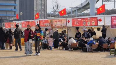 Hình ảnh cờ tổ quốc tràn ngập tại công viên Rinku Ice, Osaka trong ngày diễn ra sự kiện Tết Việt Osaka 2026. Ảnh: Nguyễn Tuyến – Pv TTXVN tại Nhật Bản

