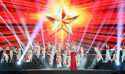 Một cảnh trong tiết mục văn nghệ tại chương trình nghệ thuật “Một niềm tin son sắt”. Ảnh: Nguyễn Công Hải - TTXVN
