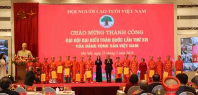 Phó Chủ tịch nước Võ Thị Ánh Xuân và Chủ tịch Hội Người cao tuổi Việt Nam Nguyễn Thanh Bình tặng quà tri ân cho người cao tuổi tiêu biểu. Ảnh: TTXVN phát