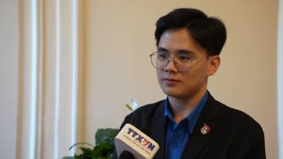 Học viên thạc sĩ Trần Anh Tuấn, thành viên Ban tổ chức Hội nghị trả lời phỏng vấn TTXVN tại Nga. Ảnh: Trần Hải - PV TTXVN tại Nga