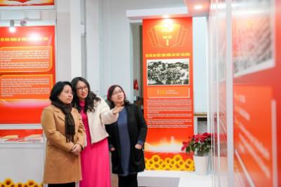 Khách tham quan triển lãm. Ảnh: Khánh Hoà - TTXVN