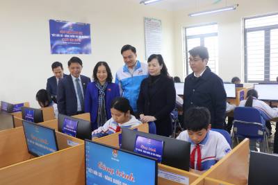 Đại biểu tham quan công trình thanh niên "Kết nối số - Nâng bước em tới trường". Ảnh: Thanh Thương - TTXVN