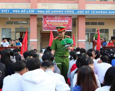 Ban tổ chức phát quạt in kiến thức pháp luật về phòng, chống ma túy đến học sinh. Ảnh: Văn Sĩ - TTXVN