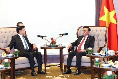 Thường trực Ban Bí thư Trần Cẩm Tú với Tổng Bí thư, Chủ tịch nước Lào Thongloun Sisoulith. Ảnh: Phương Hoa - TTXVN