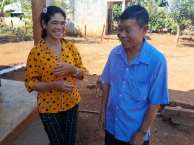 Ông Hoàng Thanh Thao, Trưởng thôn Hai Căn, xã Phú Nghĩa, tuyên truyền người dân tiểu khu 119 phát triển kinh tế, ổn định cuộc sống nơi định cư mơi. Ảnh: K GỬIH -TTXVN