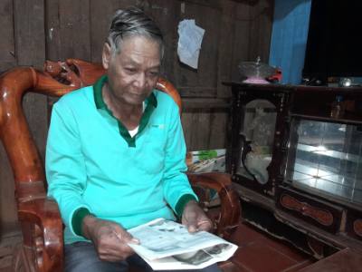 Già làng Điểu Ngang ở thôn Sơn Trung, xã Phú Nghĩa, xem Văn kiện trình Đại hội XIV của Đảng. Ảnh: K GỬIH -TTXVN