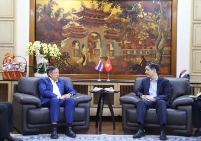 Đại sứ Sisavath Inphachanh dẫn đầu thăm và chúc mừng Đại sứ quán CHXHCN Việt Nam tại Thái Lan. Ảnh: Đỗ Sinh - PV TTXVN tại Thái Lan

