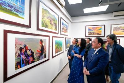 Các đại biểu tham quan triển lãm ảnh. Ảnh: Khánh Hoà - TTXVN