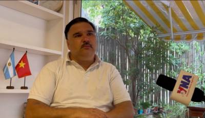 Giáo sư Ezequiel Ramoneda, điều phối viên Trung tâm Nghiên cứu Đông Nam Á (CESEA) của Argentina, trả lời phỏng vấn phóng viên TTXVN tại Buenos Aires. Ảnh: Diệu Hương - PV TTXVN tại Argentina