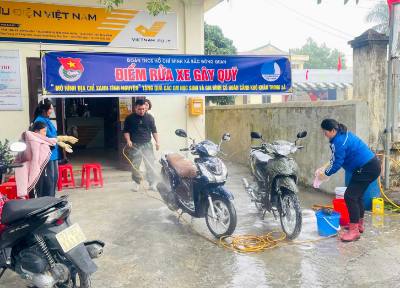 Đoàn Thanh niên xã Bắc Đông Quan tổ chức chương trình “Điểm rửa xe gây quỹ” nhằm tạo nguồn kinh phí mua quà tặng các em học sinh và gia đình có hoàn cảnh khó khăn trong xã nhân dịp Tết Nguyên đán Bính Ngọ 2026. Ảnh: Thế Duyệt – TTXVN