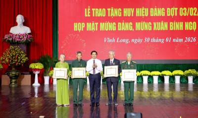 Bí thư Tỉnh ủy Vĩnh Long Trần Văn Lâu trao Huy hiệu Đảng cho các đảng viên cao tuổi Đảng. Ảnh: Lê Thúy Hằng – TTXVN