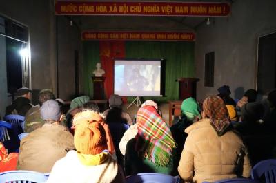 Bộ phim điện ảnh “Mưa đỏ” do Điện ảnh Quân đội nhân dân sản xuất đã được công chiếu phục vụ Nhân dân tại nhiều thôn, bản của tỉnh Thái Nguyên. Ảnh: TTXVN phát